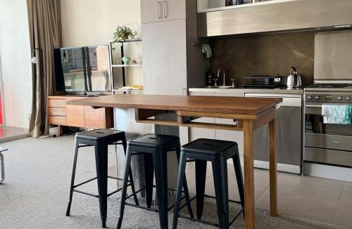 Windsor Apartment | Explore Melbourne from this Chic 1BR in Windsor