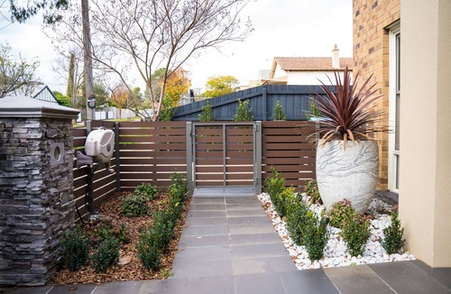 Glen Iris House | Exquisite 4 Bedroom Town House facing a Park, Open Plan Living, Close to Private Schools/Hospitals, Universities, Restaurants, Bars, Cafes, and Shopping Centres.