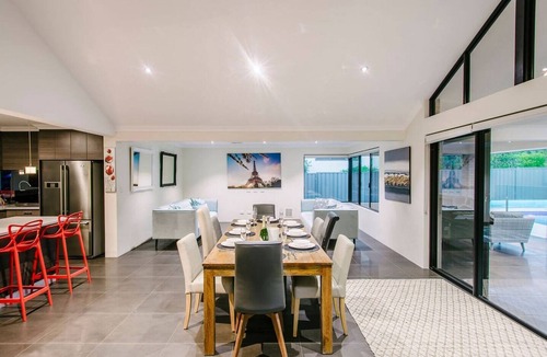 Dunsborough House | Fairways Spacious Pool House by the Golf Course