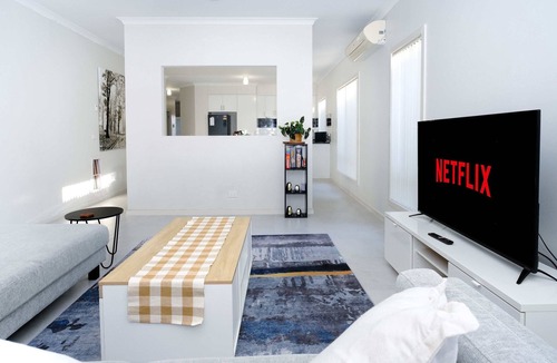 Werribee House | Family And Remote Work Friendly-Only 4 Minutes from The Pacific Werribee