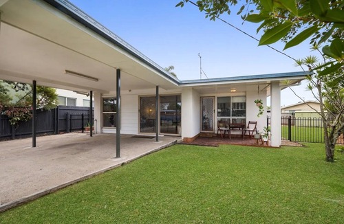 Battery Hill House | Family Friendly Beach House: Short stroll to beach
