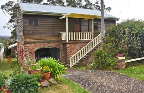 Narrawallee House | Family friendly house- 5 min walk to beach