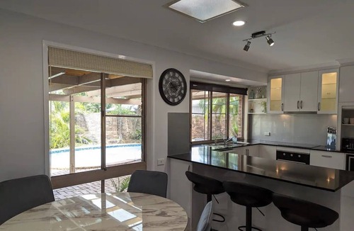 Helensvale House | Family Pet Friendly Theme Park Golf Course Pool
