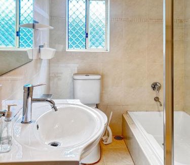 Chatswood House | Family retreat house 3 bdrm with parking Netflix close to train