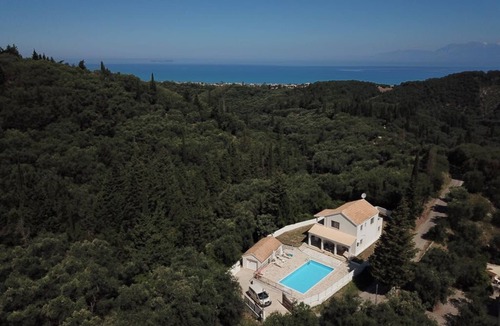 Petaleia Villa | Fedrita: mountain-sea views/private pool/wi-fi/ac/bbq/2 km to the beach.