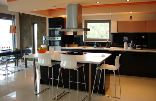 Notos House | Ferienvilla mit Blick auf das Wasser by Interhome