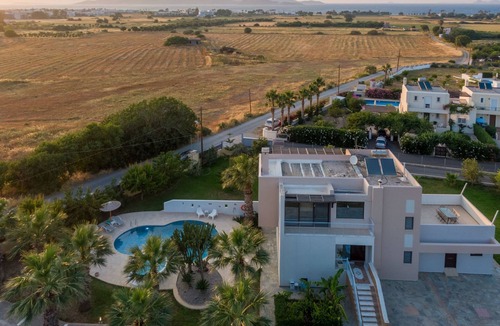 Tingaki House | Ferienvilla "Xenos 2" mit Blick auf das Wasser by Interhome