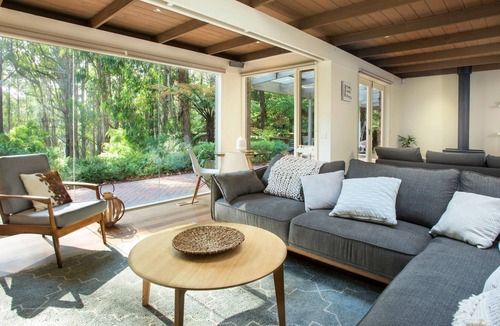 Kalorama House | Fernview On Falls - This three-bedroom house is filled with light and surrounded by tall trees, and native gardens.