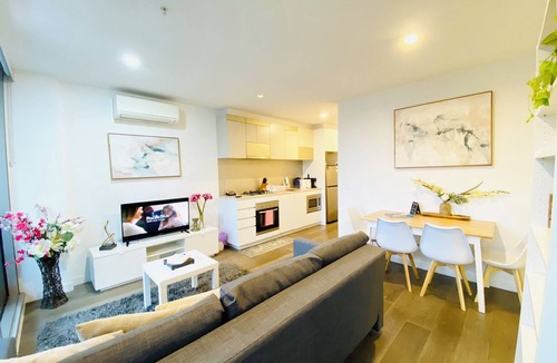 Docklands Apartment | ❤️FIFTS03/InnerCBD/1Min To Station/FREE(Pool/GYM/Tram)