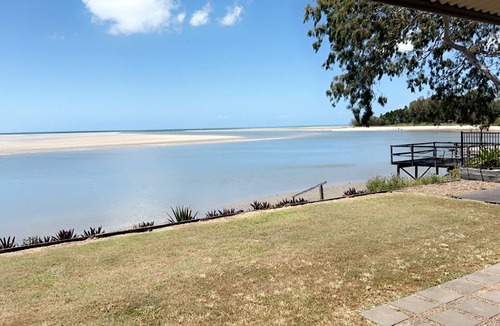 Toogoom House | Fish Tales - Absolute Waterfront Toogoom-Sleeps 12-14-Air Con-Wi-Fi-Pets