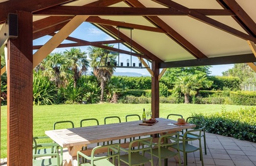 Meroo Meadow House | Fletchers Lane Escape – rural resort vibes, sweeping views, pool, tennis court, close to Berry
