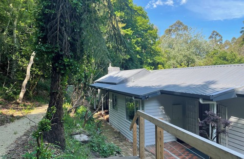Ferny Creek Cottage | Forest Getaway for 7 in the heart of the Dandenong Ranges w/Fireplace & King Bed