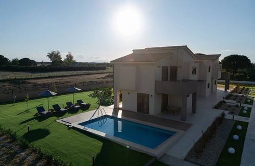 Lakopetra House | Forestbreeze 1: Luxury 3 Bedroom Villa with Private Pool & Garden