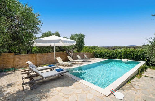 Tersanas Villa | Fortino Villa, 1 BD and attic, pool, near the sand