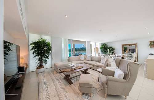 Airlie Beach Apartment | Four Bedroom Two Bathroom Two Level Top Floor Luxe Penthouse with Spa Bath