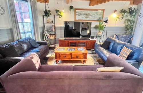 Surf Beach House | Free WiFii, Five Queen bedrooms, 700m to Surf, MiniGolf, 12 min. to penguins