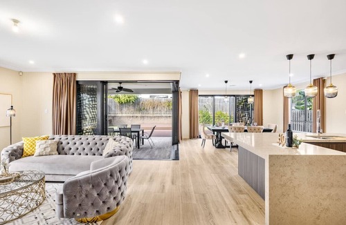 Rochedale House | French Royal Experience 5B3B Grand House 3Parking
