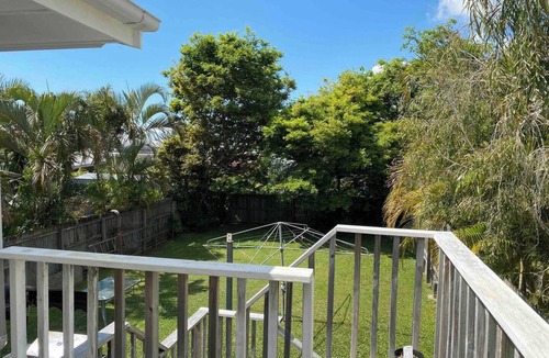 Wynnum House | Fully-furnished, family & pet-friendly home 100m the water. Sleeps 12.