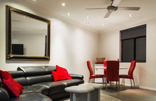 Leichhardt Apartment | Funky apartment right on top of the areas coolest restaurants and boutique shops