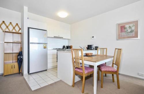 Kensington Apartment | Gallop to Your Getaway