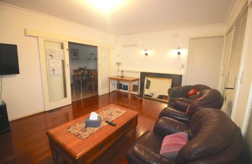Airport West House | Garden Guesthouse - Melbourne Airport Accommodation