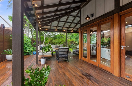 Suffolk Park House | Garden Oasis(2br) 1 minute walk from Tallows beach. Dog friendly.