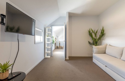 Gawler East House | Gawler Townhouse Modern 1 Bedroom Plus optional Futon, with bathtub