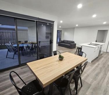 George Town Apartment | George Town Villa - Outdoor Alfresco - aircon FREE WIFI - Central location near MTB Trails