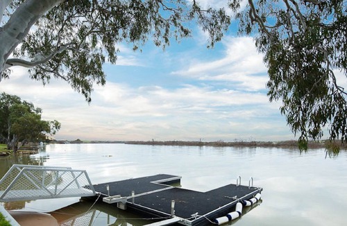 White Sands House | Getaway at River Paradise: Murray Bridge's Ultimate Riverside Retreat