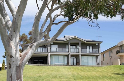 White Sands House | Getaway at River Paradise: Murray Bridge's Ultimate Riverside Retreat
