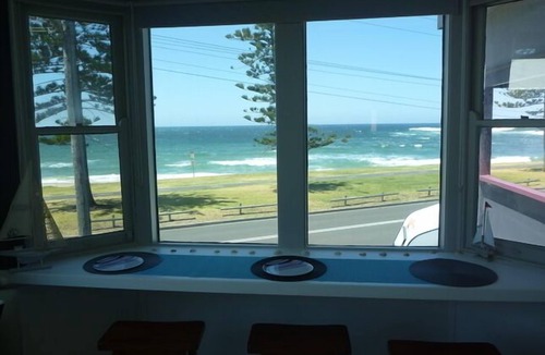 Bulli Apartment | GETWUNTOO on beautiful Sandon Point beach Bulli . Entire Top floor of house
