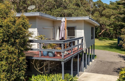 Seal Rocks House | Gili Cottage a beautiful sun filled pet friendly home next to the ocean"
