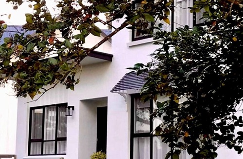 Yarra Glen House | Glenview Park Cottage and Farm Stay 3 bedrooms with fireplace. Yarra Glen