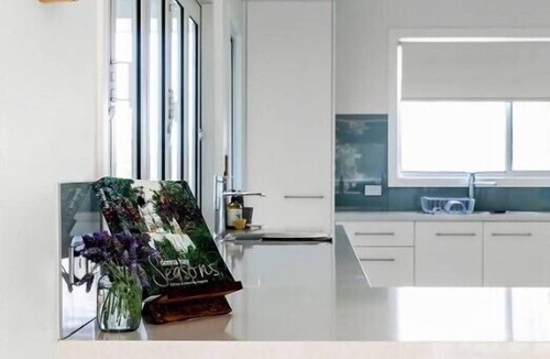 Valla Beach House | Glossies Coastal Retreat - Relax and Escape, Pets OK