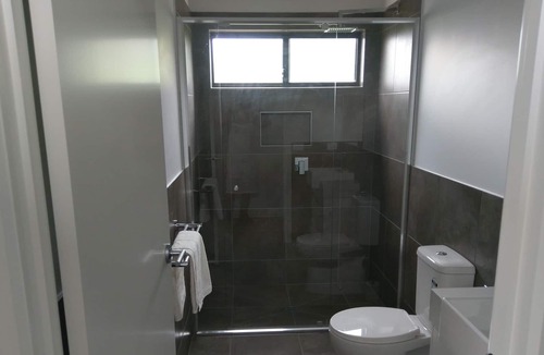 Reedy Creek Villa | Go bushwalking in 1200 acres or just sit back and relax. Vineyards are 30 mins,