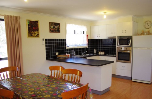 Golden Beach House | GOLDEN BEACH COTTAGE IN QUIET NEIGHBOURHOOD, TWO MINUTES FROM BEACH AND SHOPS