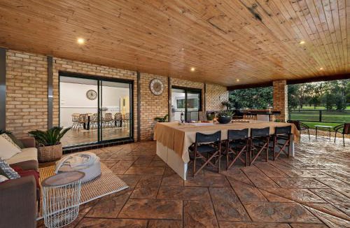 Cessnock House | Golf Course Views at Stonebridge 5mins to Vineyards