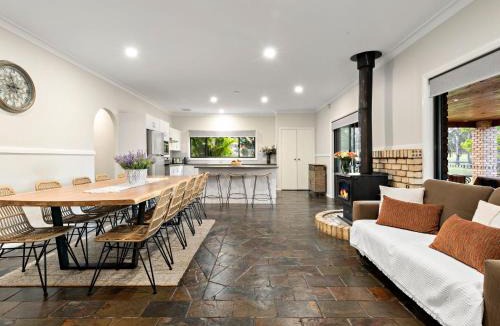 Cessnock House | Golf Course Views at Stonebridge 5mins to Vineyards
