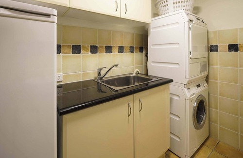 Twin Waters Apartment | Golf Getaway Close to the Beach in Twin Waters