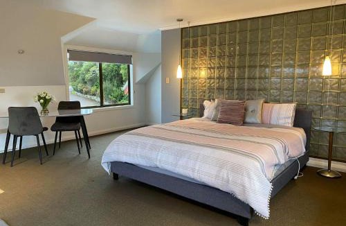 Strahan Hotel | Gordon Gateway
