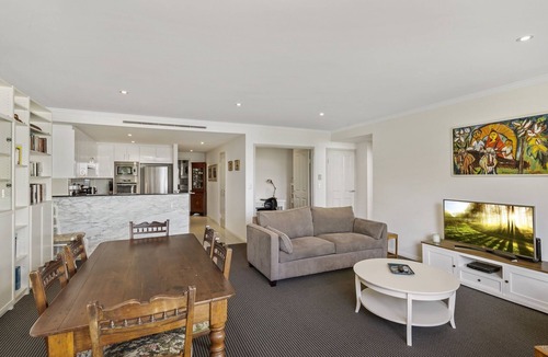 Chiswick Apartment | Gorgeous 2-Bed Unit near Riverside Parks