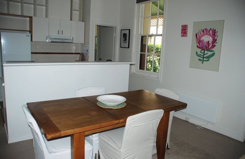 Kew Apartment | Gorgeous 2 Bedroom apartment in Historic Willsmere - with pool and pet friendly