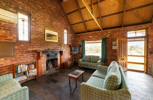 Halls Gap Cottage | Grampians Pioneer stone cabin