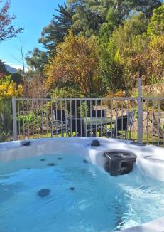 Warburton House | Grand View with Spa & Sauna