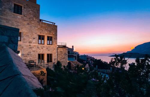 Kamari House | Grande Grotta House