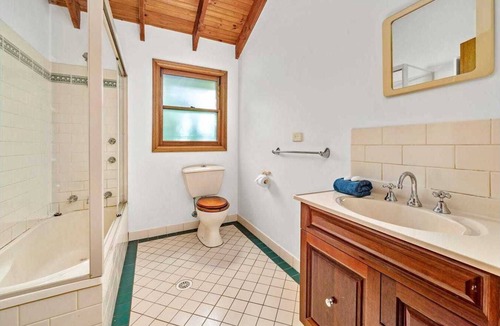 Bandon Grove Cabin | Grandview Lodge, a peaceful, spacious retreat. Sleeps 9 in 4 bedrooms