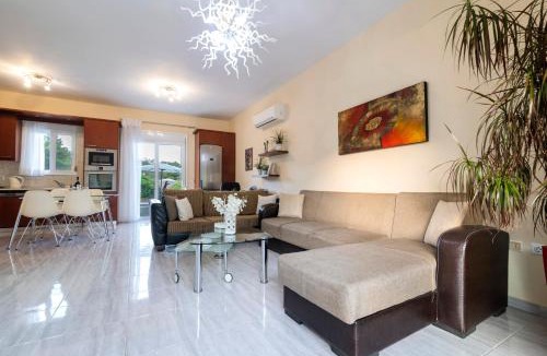 Filerimos Apartment | Greek Style Ground Floor Apartment & Pool