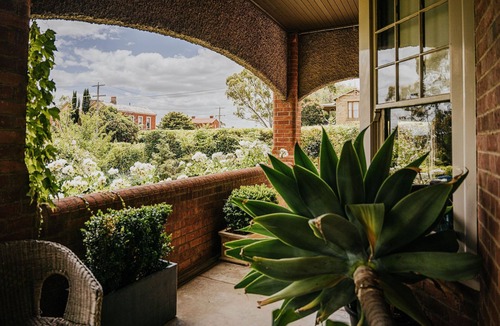 Castlemaine Apartment | Green Gables King Suite
