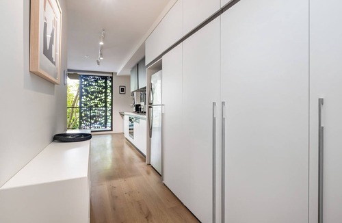 Toorak Apartment | Greenleaf in Toorak by Property Mums