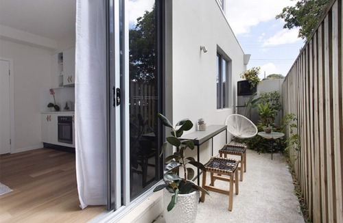 Currumbin House | Guest Abode - walk to beach and Currumbin wildlife sanctuary